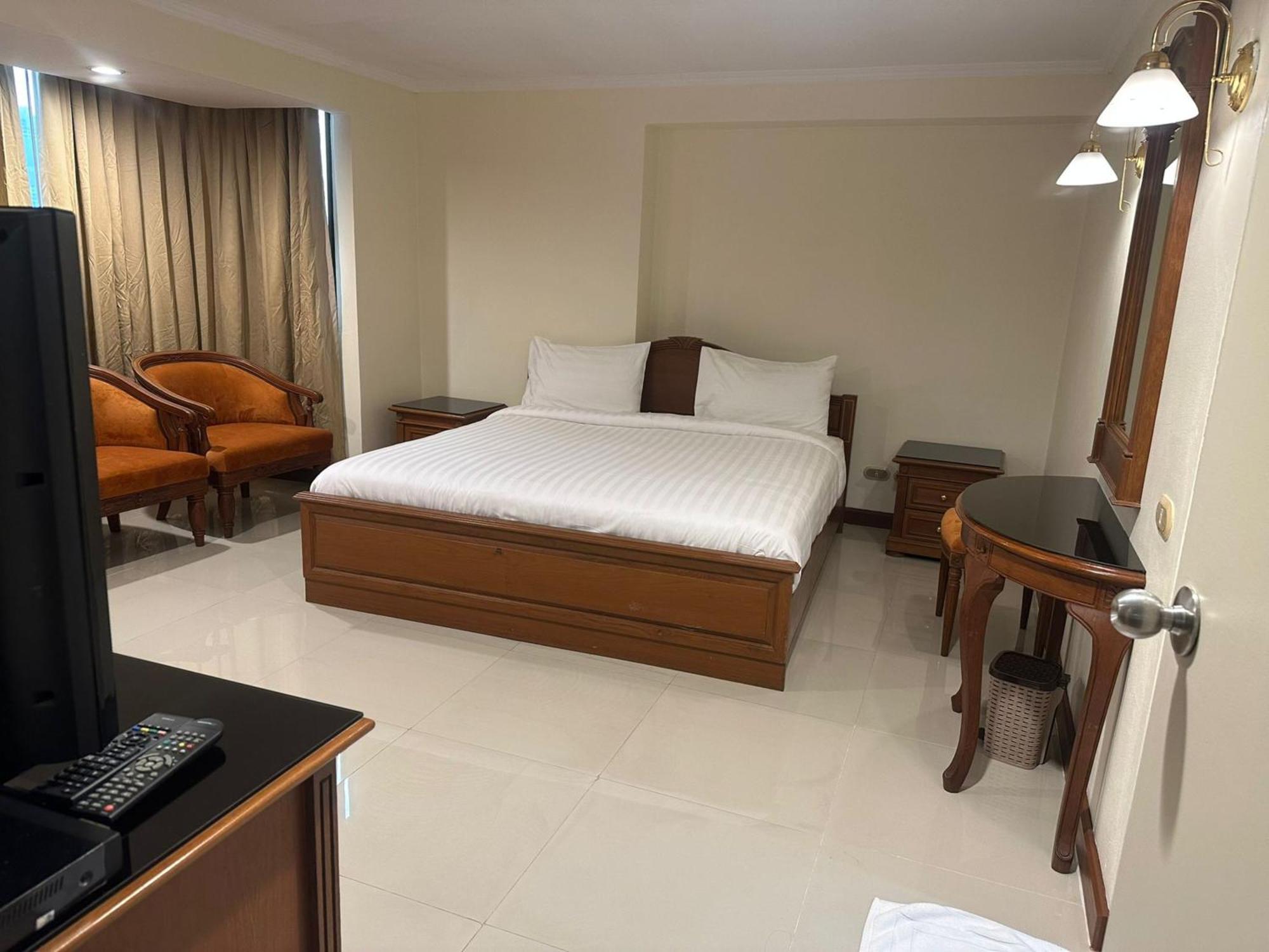 Affordable Serviced Apartments In Nana Omni Tower - Prime Sukhumvit Location Бангкок Экстерьер фото