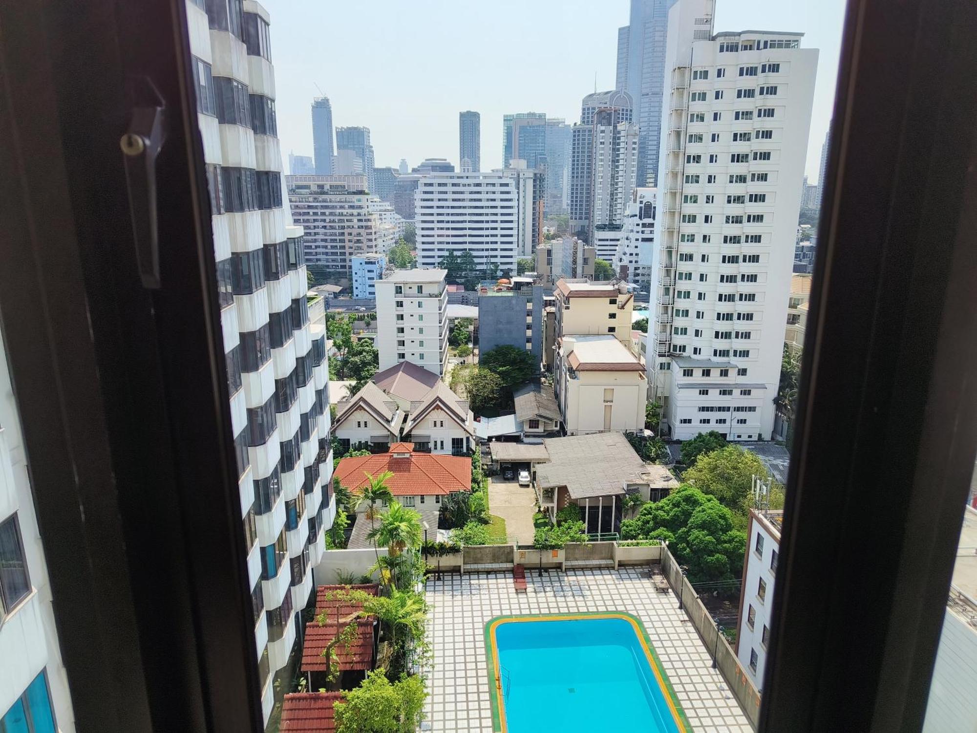 Affordable Serviced Apartments In Nana Omni Tower - Prime Sukhumvit Location Бангкок Экстерьер фото