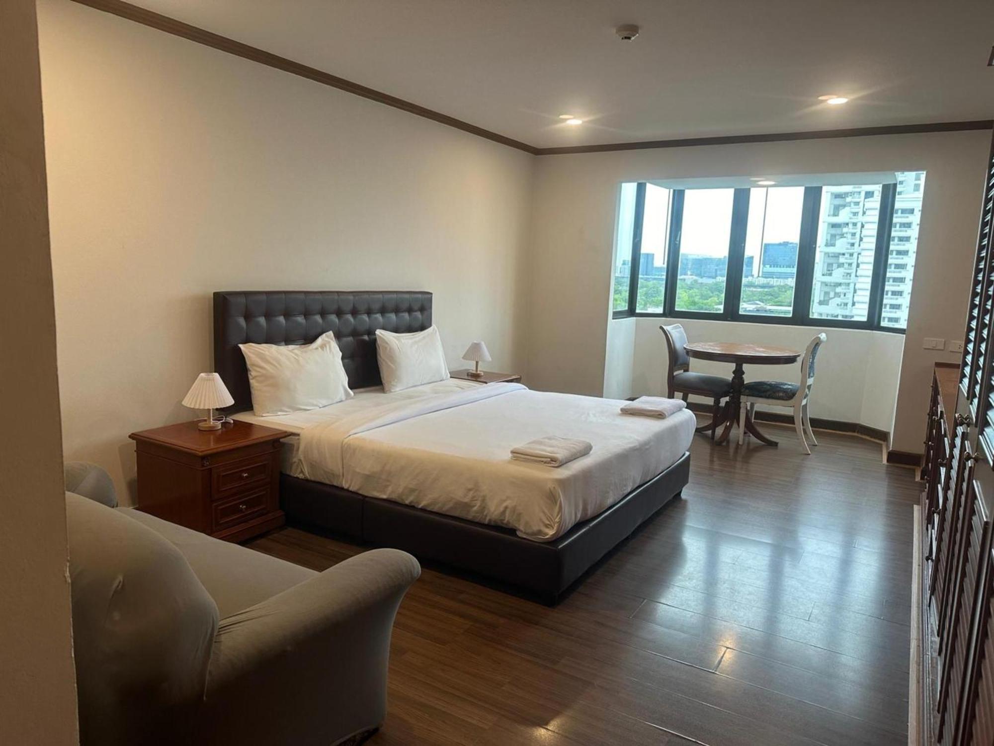 Affordable Serviced Apartments In Nana Omni Tower - Prime Sukhumvit Location Бангкок Экстерьер фото