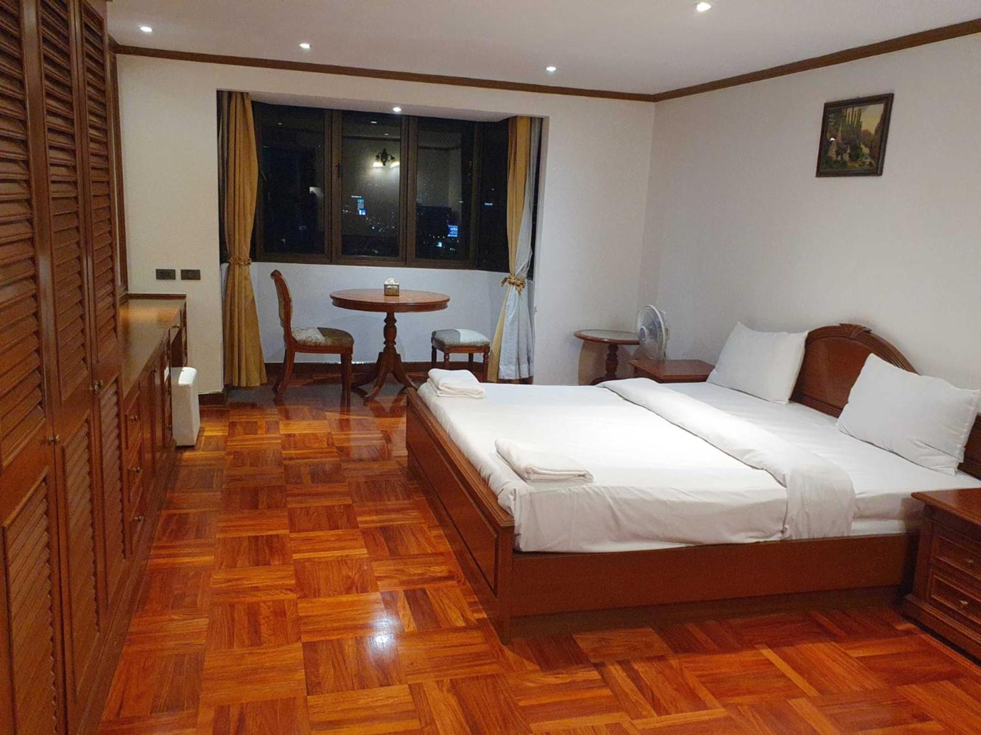 Affordable Serviced Apartments In Nana Omni Tower - Prime Sukhumvit Location Бангкок Экстерьер фото
